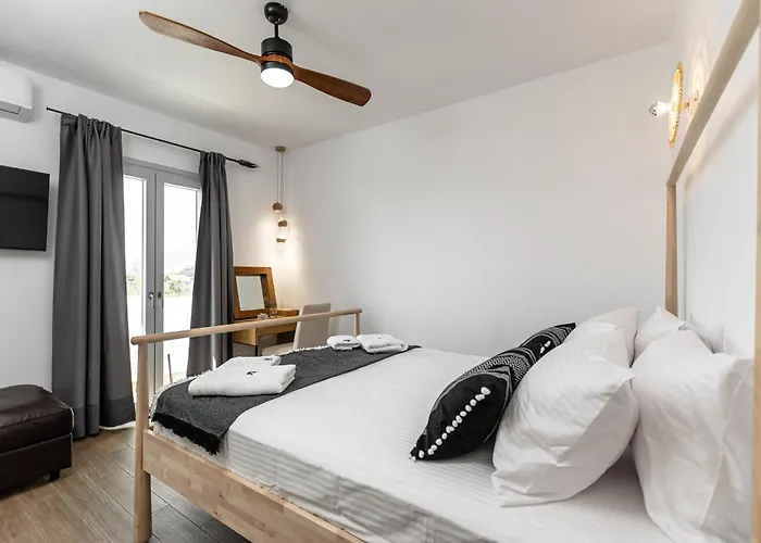 Hotel By The Sea Agia Anna *