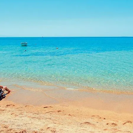 ホテル By The Sea Agia Anna